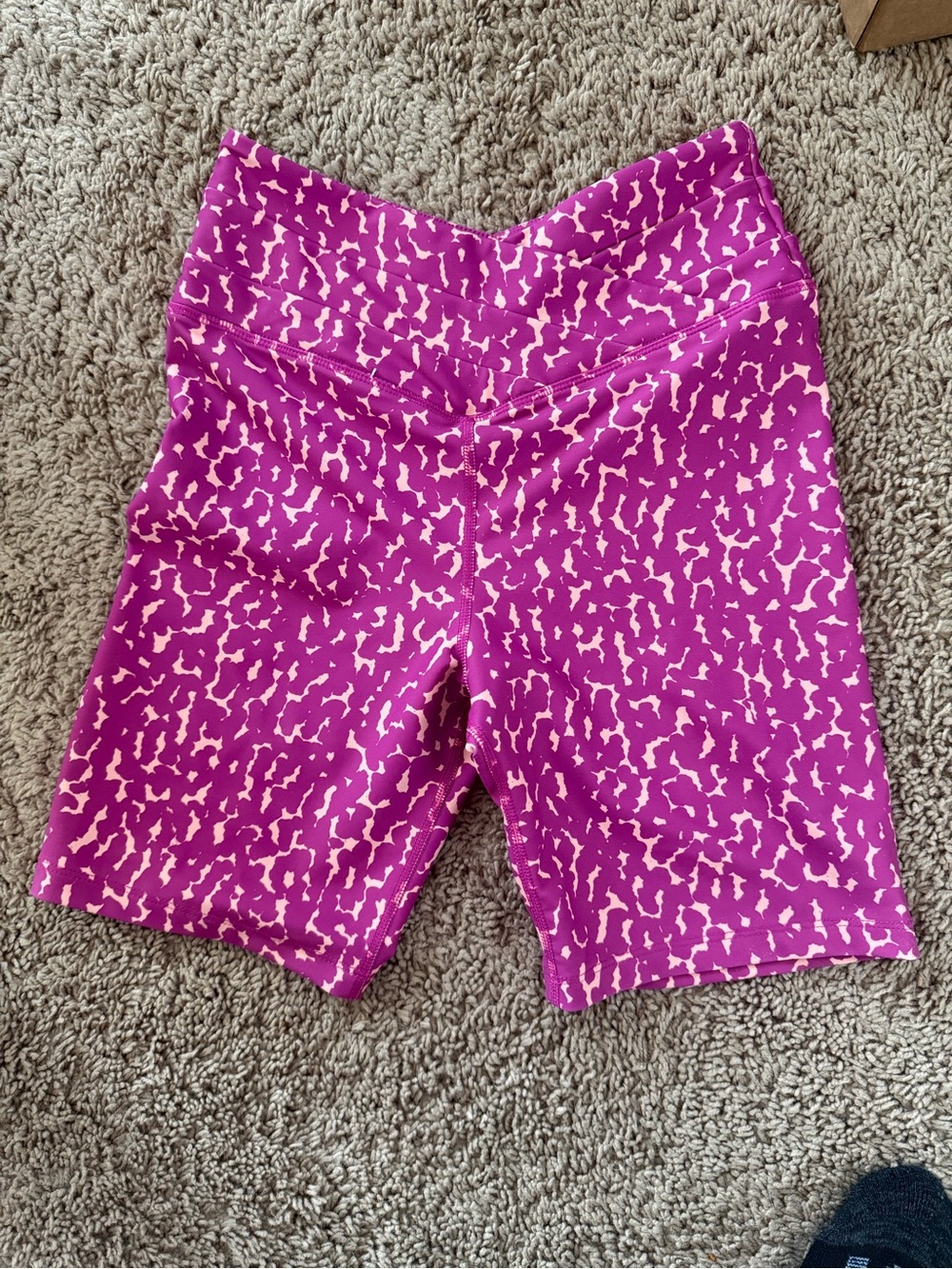 Sage Bold Magenta Printed V‑Waist Bike Shorts